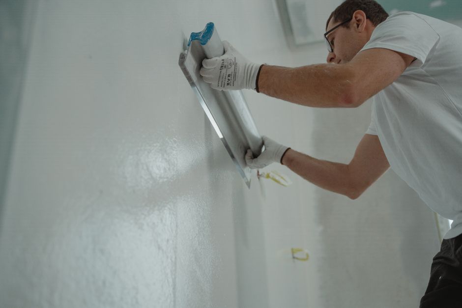 Enduit de lissage : réussir un mur nickel